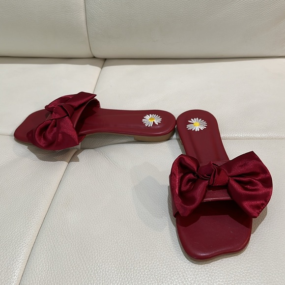 Red Slide Sandal with Big Bow design on the Toe area in size 6 - Picture 2 of 7